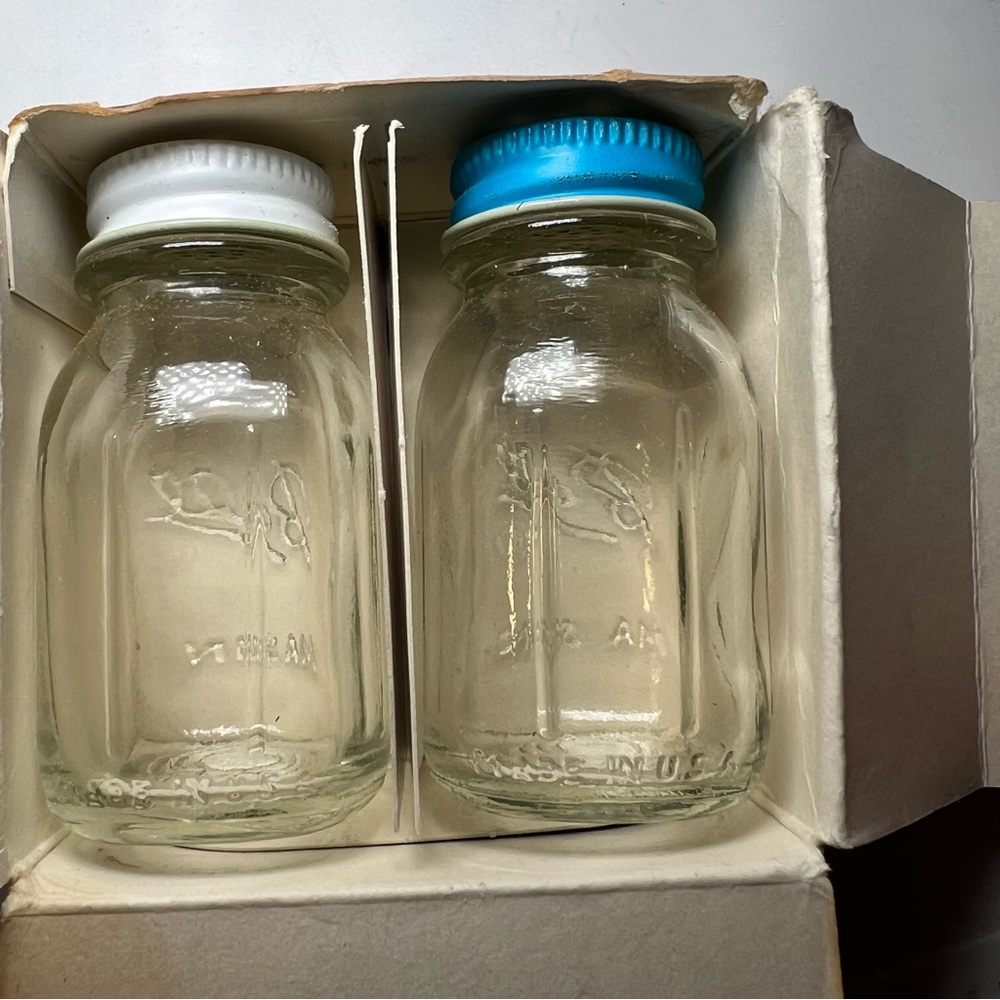 Mini Ball Mason Jar Salt & Pepper Shakers Set –Vintage Style Glass w/ Lids - Picture 5 of 7